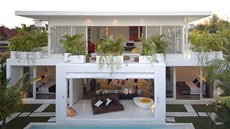 Tv�r�í tým se hned na za�átku vzdal vlivu lokální architektury. Naopak více