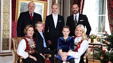 Norská královská rodina: král Harald a královna Sonja, korunní princ Haakon a...