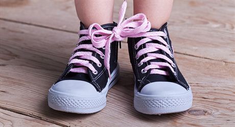 Dtská obuv musí splovat písnjí kritéria na pohodlnost ne ta dosplá.  (ilustraní foto)