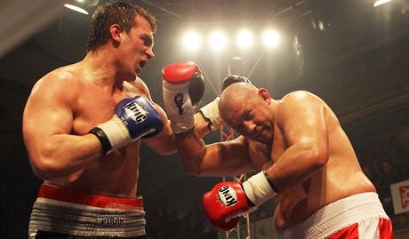 eský boxer Tomá Mrázek (vlevo) na archivní fotografii z duelu proti Pavolu...