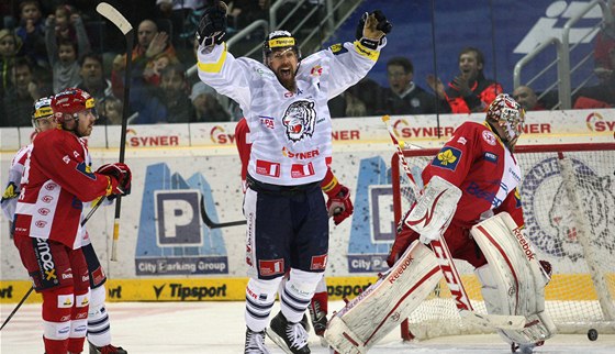 GÓLOVÁ RADOST. Bek libereckých hokejist� Jan Výtisk takhle slavil vít�zný t�etí gól v síti Slavie, p�i kterém úsp�n� clonil ve výhledu branká�i Furchovi po st�ele svého par�áka z obrany Martina �akajíka.