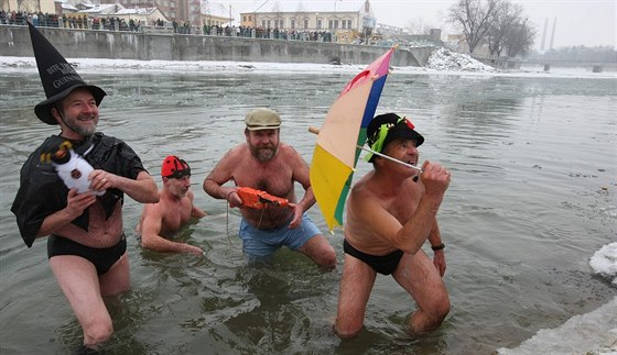 Tři desítky otužilců ze střední Moravy se tradičně na Silvestra loučily se starým rokem koupelí v řece Bečvě.