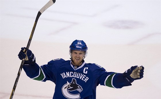 Henrik Sedin z Vancouveru slaví svj gól