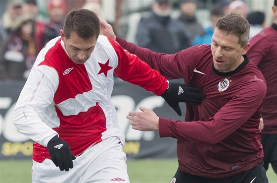 TRADINÍ SILVESTROVSKÉ DERBY. Pavel Kuka (vlevo) ze Slavie uniká Martinu...