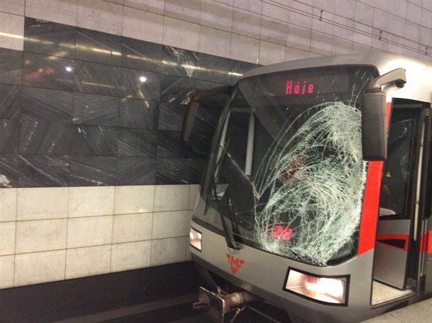 Sebevrah rozbil elní sklo soupravy metra.