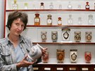 �editelka �esk�ho farmaceutick�ho muzea Ladislava Val�kov� v expozici na Kuksu.