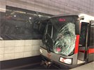Sebevrah rozbil elní sklo soupravy metra.