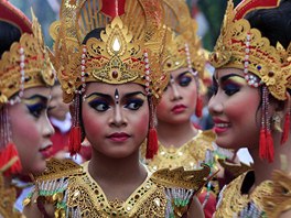 Dvky na indonskm ostrov Bali slav posledn slunovrat roku 2013 (31.