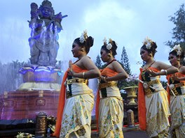 Dvky na indonskm ostrov Bali slav posledn slunovrat roku 2013 (31.