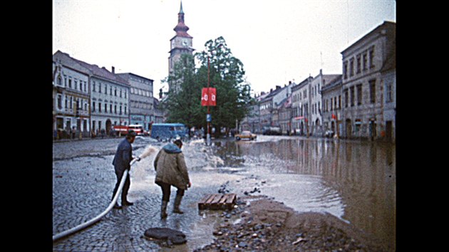 Film Stolet voda zachycuje povode z roku 1985.
Na nmst byl metr vody, kter niila majetky.