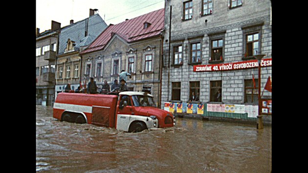 Film Stoletá voda zachycuje povodeň z roku 1985.
Na náměstí byl metr vody, která ničila majetky.