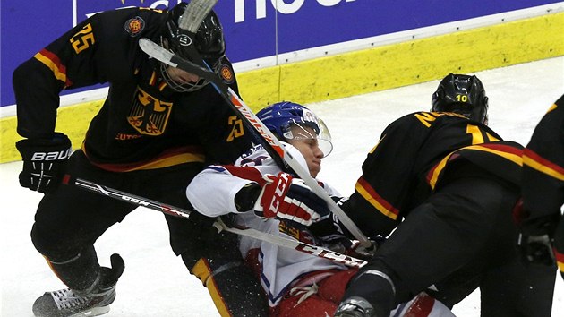 V NĚMECKÉM KLINČI. Jari Neugebauer a Maximilian Kammerer jsou nelítostní, český hokejista Ondřej Kaše trpí. 