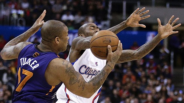 P. J. Tucker (vlevo) z Phoenixu ztrc m v souboji s Jamalem Crawfordem z LA Clippers.