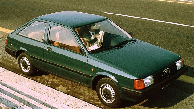 Alfa Romeo Arna: Popularita Volkswagenu Golf pivedla potkem 80. let sttn automobilku Alfu Romeo k mylence nabdnout dostupn mal hatchback. Kvli spoe financ i asu se Italov rozhodli ke spoluprci s japonskm Nissanem. Vsledkem byl model Arna s karoseri Nissanu Cherry a podvozkem a motorem z Alfasudu. Karossk dly se dovely z Japonska a Nissan tak vlastn za pomoc Alfy Romea obchzel evropsk cla. Auto se nesetkalo s pli velm pijetm, nebo design byl asi tak atraktivn, jako u ledniky, nijak neoslnily ani jzdn vlastnosti, o nespolehliv technice a ast korozi ani nemluv. Pot, co v roce 1986 Fiat pevzal Alfu Romeo, ukonil vrobu modelu Arna.