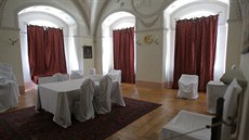 Nábytek na prohlídkové trase zámku Kratochvíle je zakrytý speciálními potahy a...
