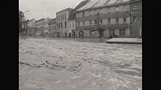 Film Stoletá voda zachycuje povode z roku 1985. Na námstí byl metr vody,...