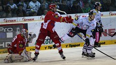 GÓLOVÁ RADOST. Bek libereckých hokejist� Jan Výtisk takhle slavil vít�zný t�etí gól v síti Slavie, p�i kterém úsp�n� clonil ve výhledu branká�i Furchovi po st�ele svého par�áka z obrany Martina �akajíka.