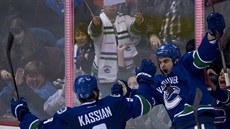 Tom Sestito a Zack Kassian slaví gól Vancouveru.