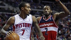 John Wall (vpravo) z Washingtonu brání Brandona Jenningse z Detroitu.