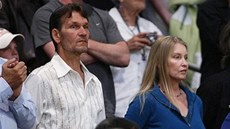 Patrick Swayze a jeho manelka Lisa Niemiová na zápase basketbalového týmu...
