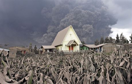 Erupce indonéské sopky Mount Sinabung (6. ledna 2014)