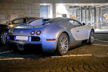 V esku jezd dv Bugatti Veyron. Prvn koupil majitel nov v roce 2007, druh...