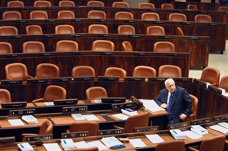 Ariel aron v prázdném sále izraelského parlamentu