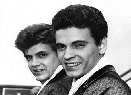 Phil Everly (vlevo) a jeho bratr Don na snímku z roku 1960