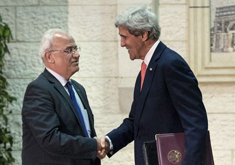 Palestinský vyjednava Saíb Irikát (vlevo) se zdraví s americkým ministrem