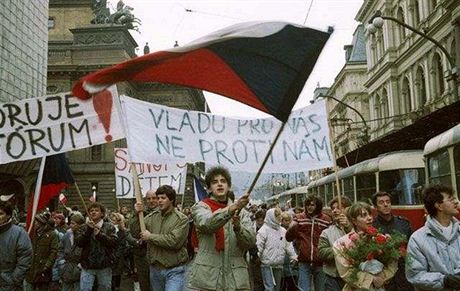 Sametová revoluce, demonstrace v den generální stávky na Národní tíd v Praze....