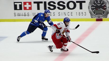 PRNIK. eský hokejista Jakub Vrána ujídí v utkání proti Finsku. 