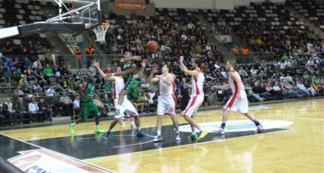 Momentka z utkání Maccabi Haifa - Nymburk.