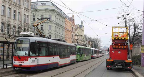 Kvli sráce dvou tramvají v centru Olomouce musel být na necelé dv hodiny...