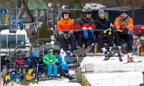 Harrachov. Z ertovy hory je momentáln sjízdná celá hlavní ervená do centra