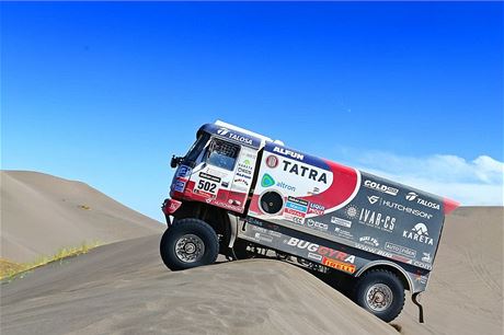 Martin Kolomý s Tatrou projídí tratí Rallye Dakar. 
