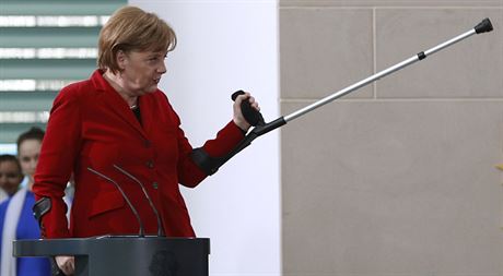 Vládnutí o berlích si kancléka Angela Merkelová u vyzkouela v roce 2011 po...