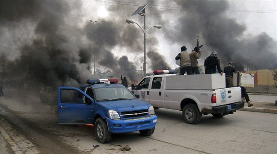 Bojovníci al-Káidy projídjí ulicemi Fallúdi (4. ledna 2014)