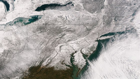 Východ USA na satelitních snímcích po úderu snhové boue zblal (4. ledna 2014)