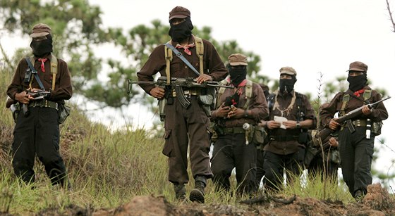 Bojovníci EZLN na snímku z roku 2005. Subcomandante Marcos druhý zprava.
