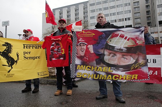 Fanouci drí transparenty na podporu Michaela Schumachera
