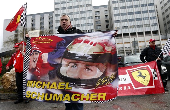 Philippe je fanou�ek z Lyonu, který neváhal a v lednu osobn� p�icestoval podpo�it sv�j idol p�ed nemocnici v Grenoblu. Michael Schumacher je od podzimu v domácím o�et�ení, ale pozitivních zpráv p�ichází jen velmi málo.