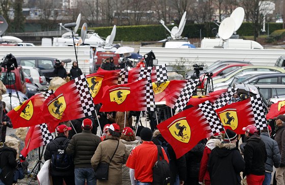 DRŽ SE - fanoušci Ferrari a Michaela Schumachera z Francie, Itálie a Německa.