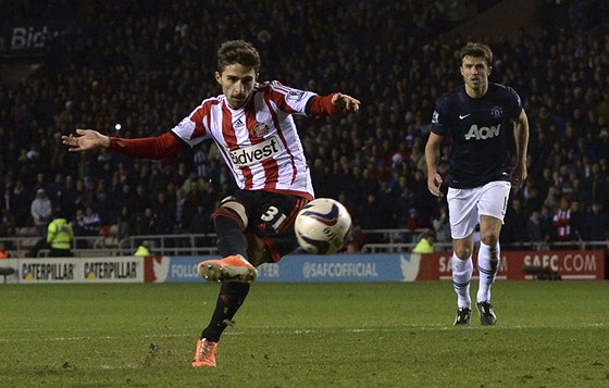 ZVLÁDNUTÁ PENALTA. Fabio Borini zajistil Sunderlandu výhru.