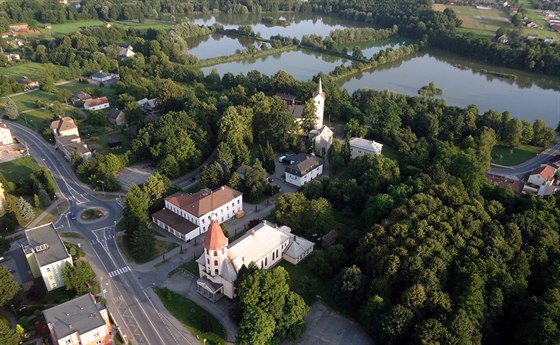 Letecký pohled na Rychvald. Město obklopuje hned několik rybníků. V pozadí...
