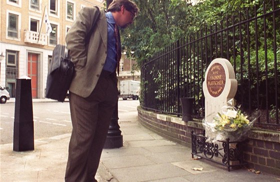 Brit si na archivním snímku z roku 1999 prohlíí památník na St. James Square v