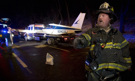 Na runé silnici v newyorském Bronxu nouzov pistálo malé letadlo.