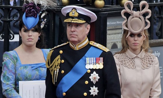 Princ Andrew se svými dcerami Eugenií (vlevo) a Beatrice (vpravo) na svatb...