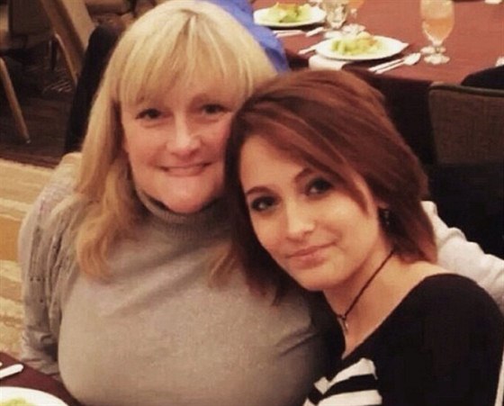 Paris Jacksonová dala na internet fotku z Vánoc se svou matkou Debbie Roweovou.