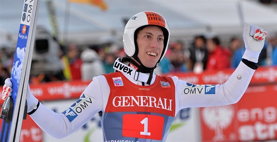 Rakouský skokan na lyích Thomas Diethart se raduje z triumfu v...