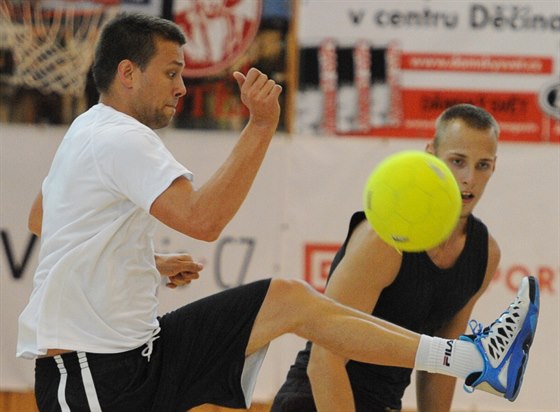 Matej Venta (v bílém) a Daniel Hendrych pi tréninkovém fotbálku dínských...